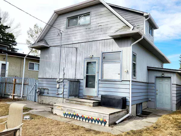 Calgary, AB T3E 2Z1,2028 36 ST SW