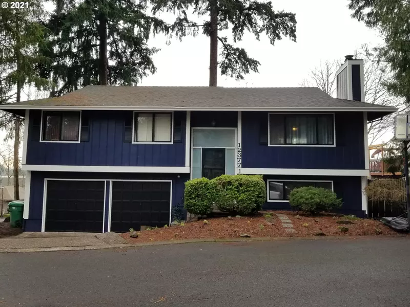 12377 SE GROVE LOOP, Milwaukie, OR 97222