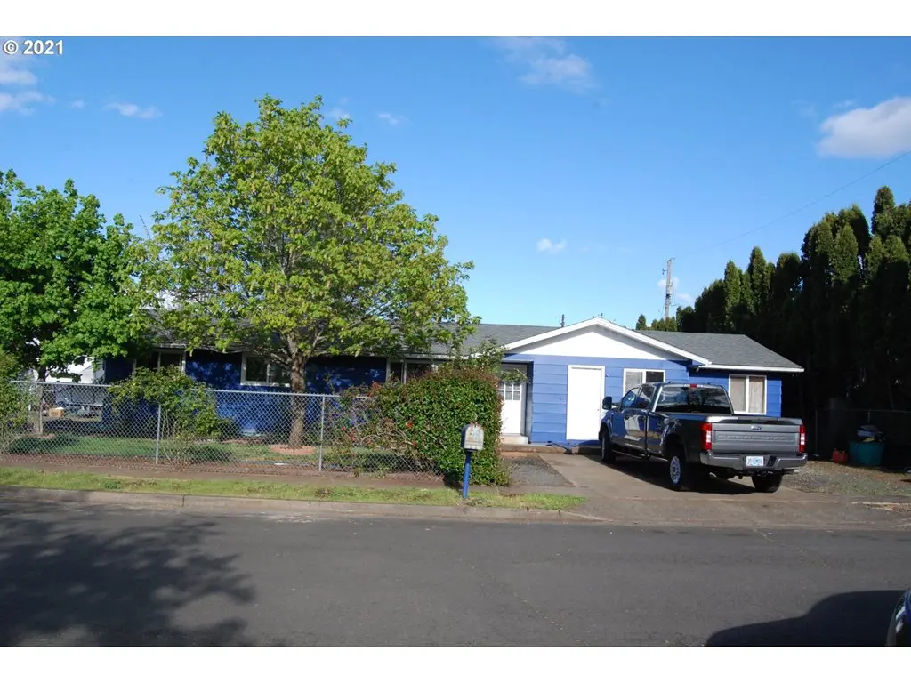 370 S 3RD ST, Creswell, OR 97426