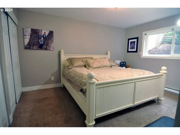 Lake Oswego, OR 97035,4 TOUCHSTONE #69