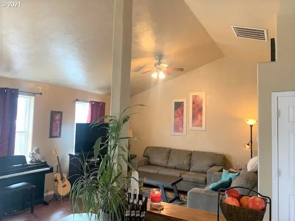 Veneta, OR 97487,88072 PINE ST