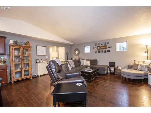 4932 GLACIER DR, Springfield, OR 97478