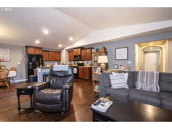 4932 GLACIER DR, Springfield, OR 97478