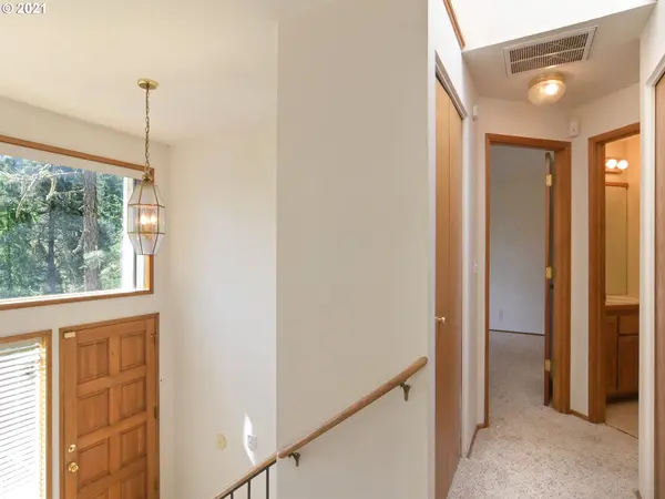 Eugene, OR 97405,996 BROOKSIDE DR