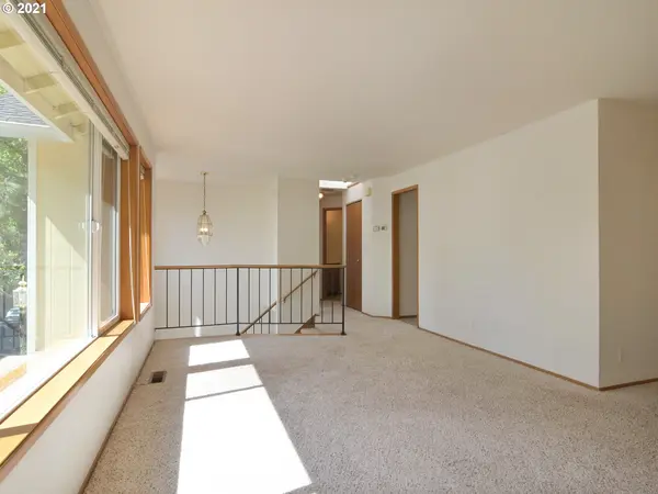 Eugene, OR 97405,996 BROOKSIDE DR