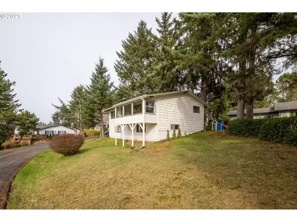 948 NW LANAI LOOP, Seal Rock, OR 97376