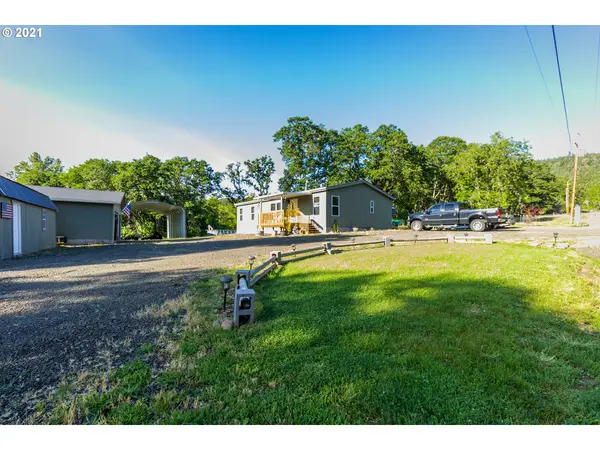 900 SPEEDWAY RD, Roseburg, OR 97471