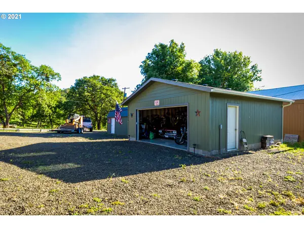 900 SPEEDWAY RD, Roseburg, OR 97471