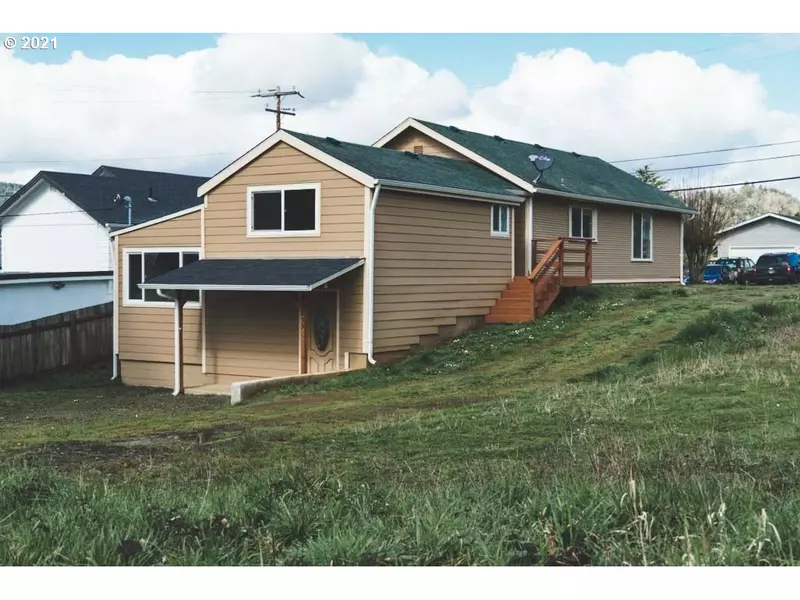 655 E 12TH ST, Coquille, OR 97423