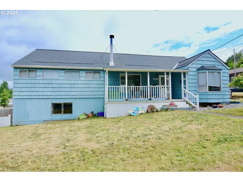 690 E 7TH ST, Coquille, OR 97423