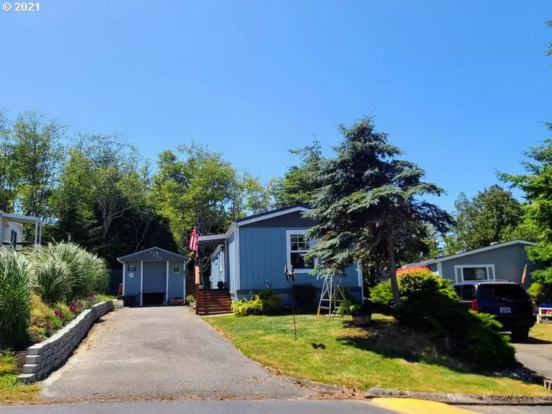 1225 EMBARCADERO CIR, Coos Bay, OR 97420