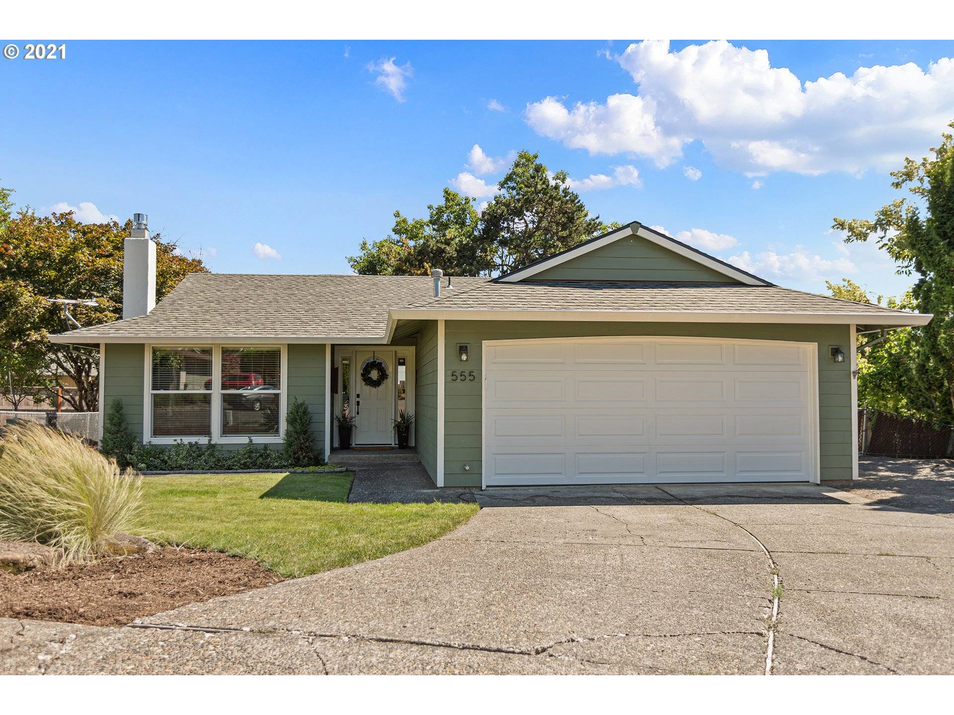 555 COLLINS CREST ST, Gladstone, OR 97027