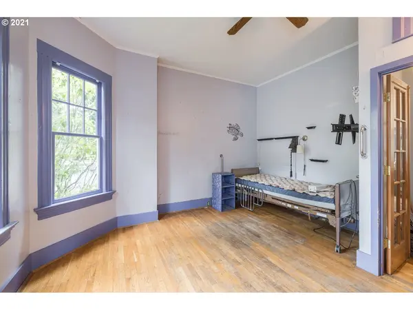 3322 S CORBETT AVE, Portland, OR 97239