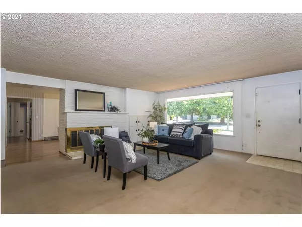 Eugene, OR 97401,690 PALOMINO DR