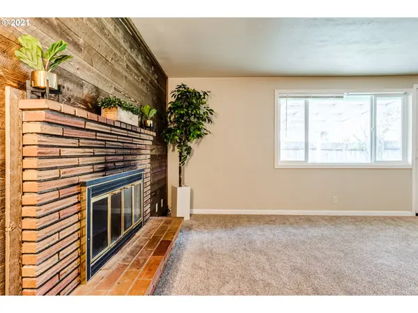 Eugene, OR 97404,1072 MACLAY DR