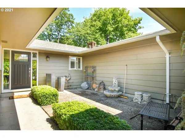 1325 INGLEWOOD AVE, Eugene, OR 97401