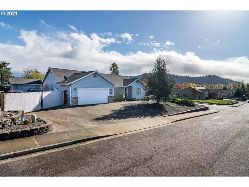 335 NW ELIZABETH AVE, Winston, OR 97496