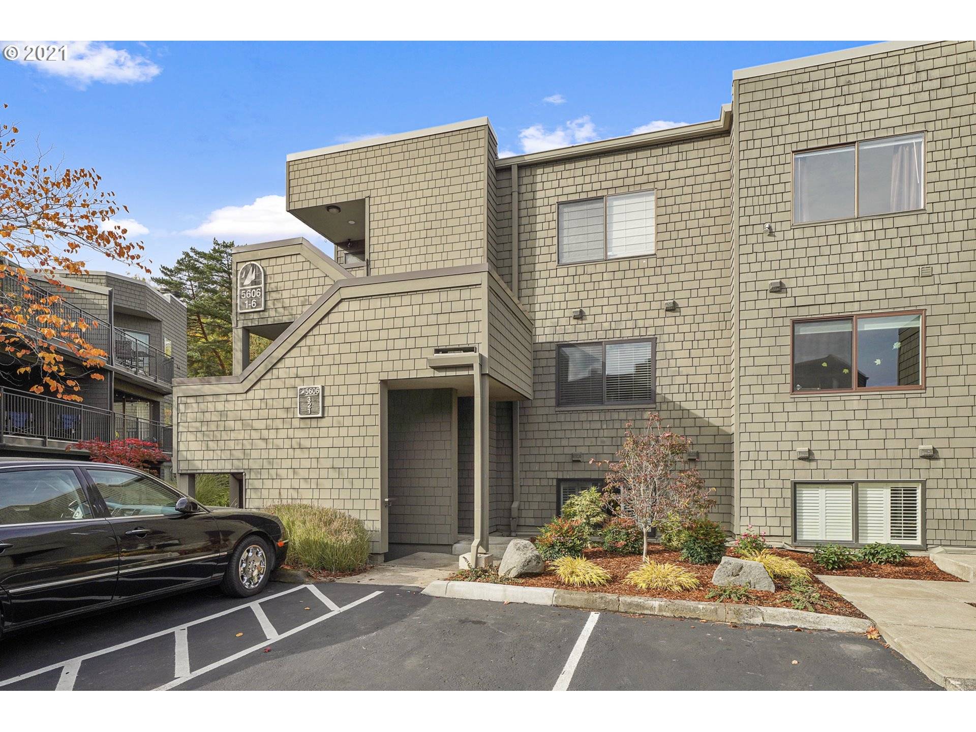 5606 S RIVERSIDE LN, Portland, OR 97239