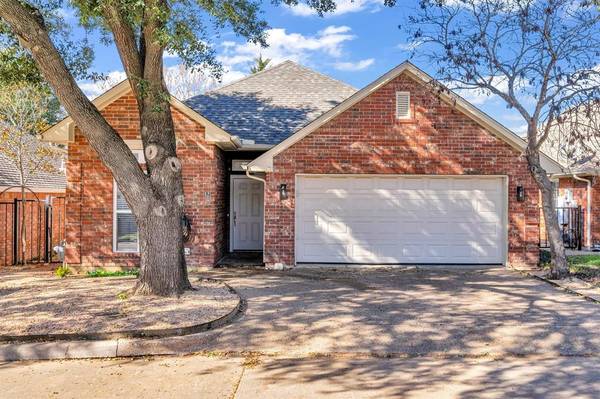 12 Country Club Place,  Waxahachie,  TX 75165