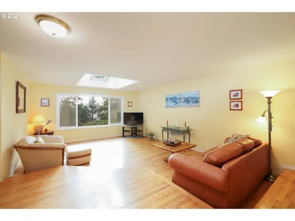 27379 BRIGGS HILL RD, Eugene, OR 97405