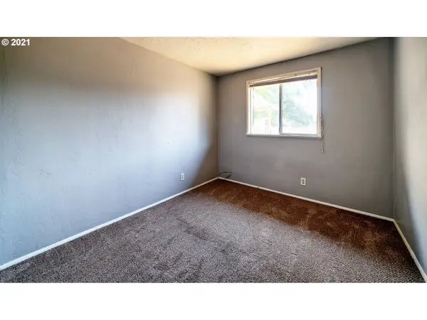 572 S 47TH PL, Springfield, OR 97478