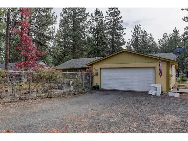 19455 APACHE RD, Bend, OR 97702