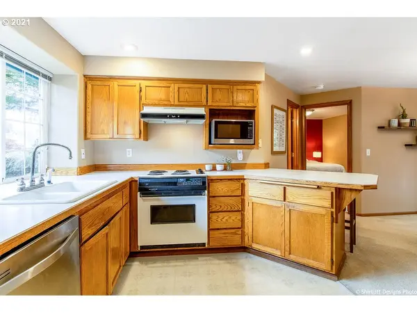 986 CHATEAU MEADOWS DR, Eugene, OR 97401