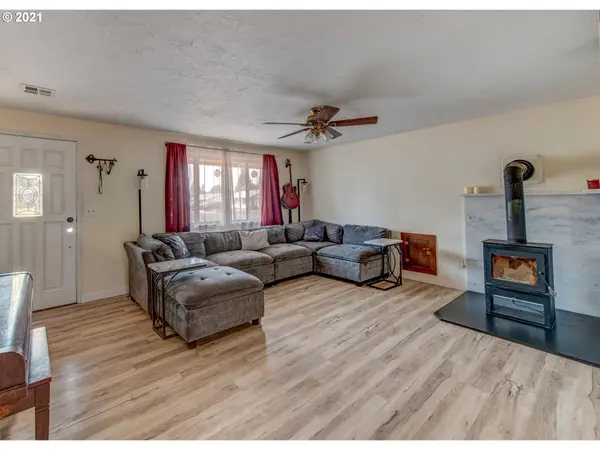 Junction City, OR 97448,390 SW JUNIPER ST