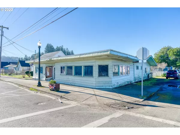 105 S 8TH, Lakeside, OR 97449