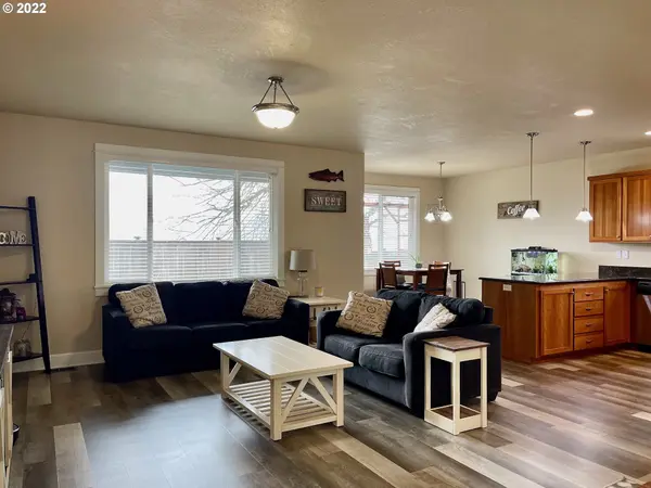 3161 DOUGLAS DR, Springfield, OR 97478