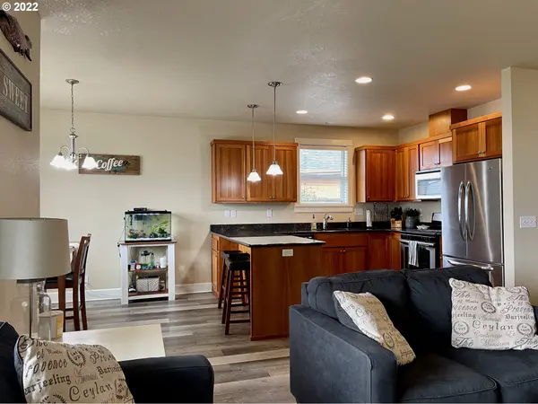 3161 DOUGLAS DR, Springfield, OR 97478