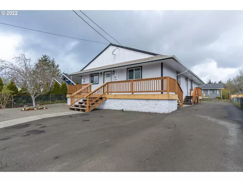 1186 AVE F, Seaside, OR 97138