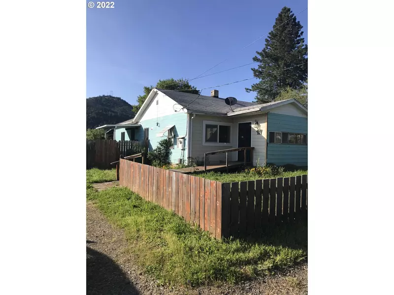 911 HILL ST, Myrtle Creek, OR 97457