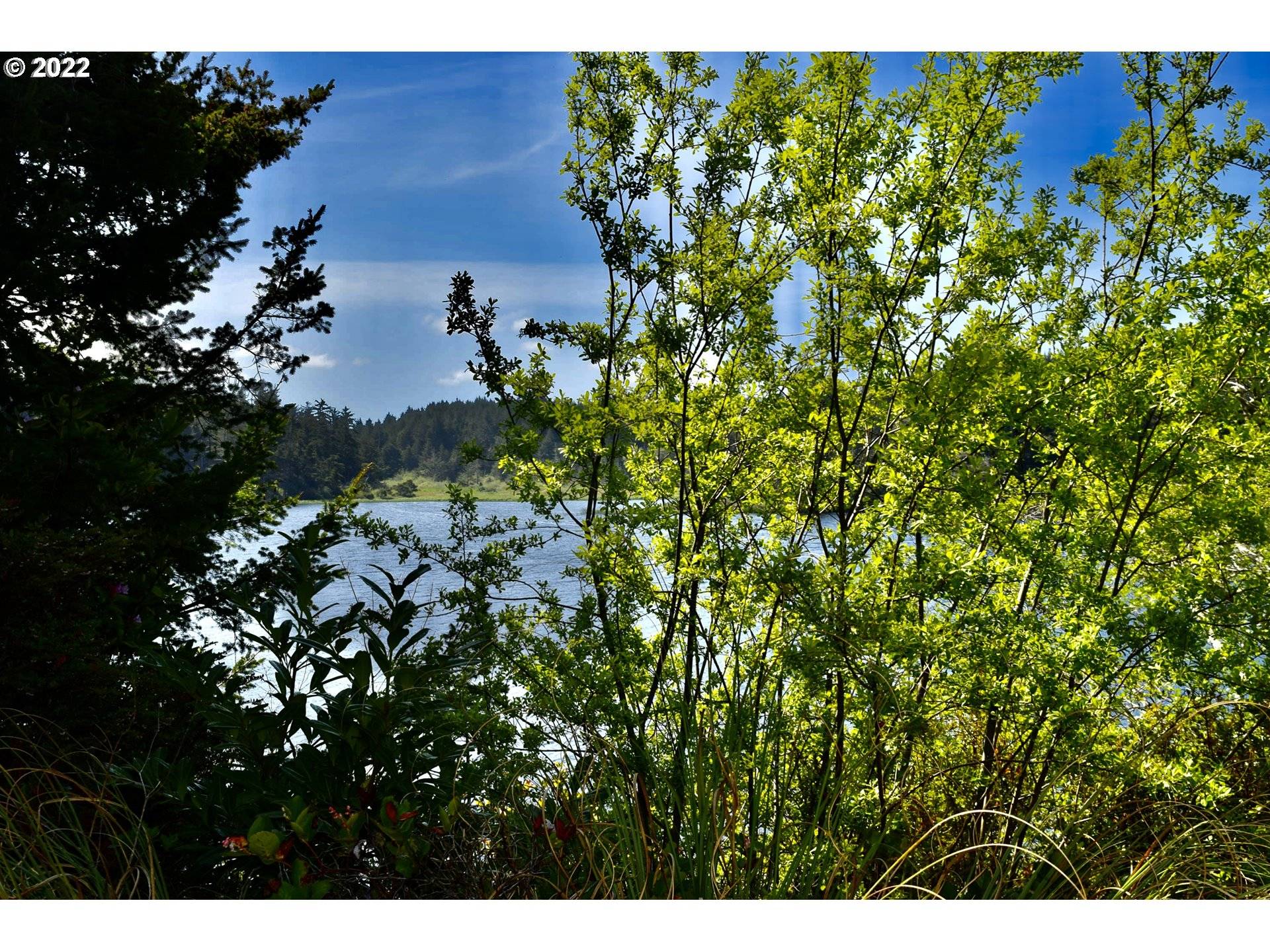 Langlois, OR 97450,92802 LAKESHORE DR