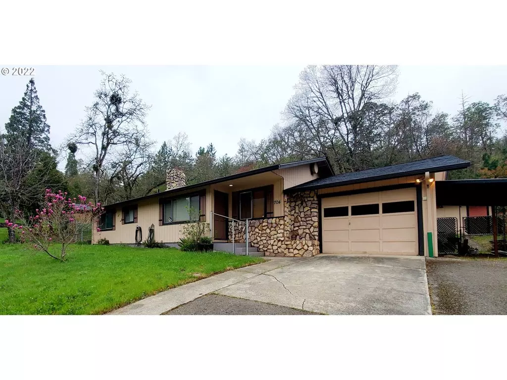 Canyonville, OR 97417,704 CREST DR