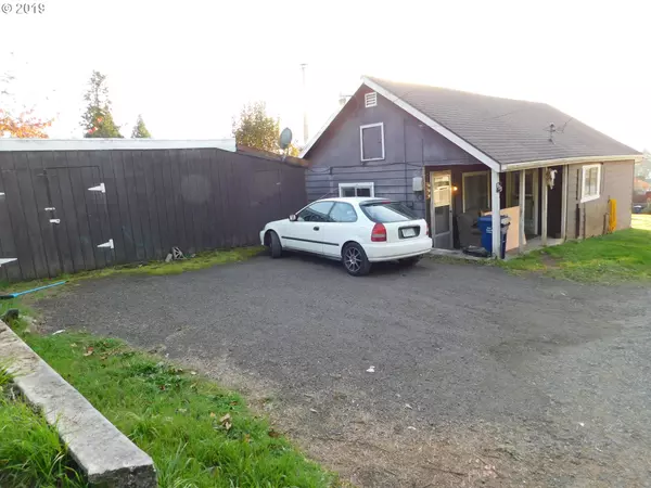 825 E 10TH PL, Coquille, OR 97423