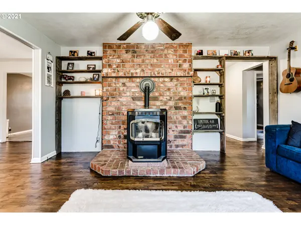 7045 MAIN ST, Springfield, OR 97478