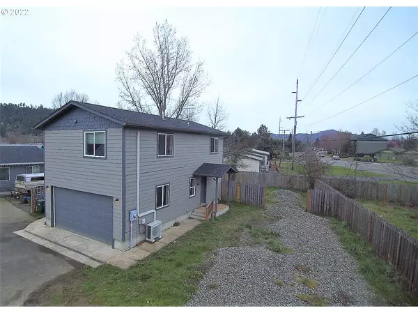 1464 E CENTRAL AVE, Sutherlin, OR 97479