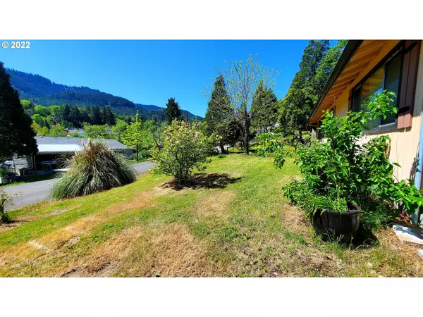 Canyonville, OR 97417,704 CREST DR