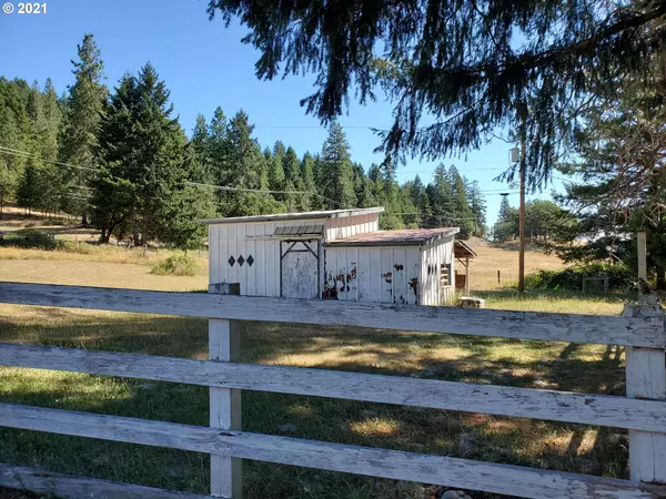 Glendale, OR 97442,102 FORTY-NINER LN