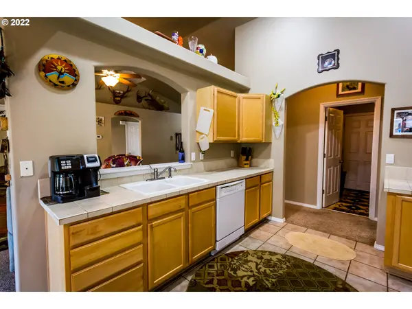 25200 IRENIC AVE, Veneta, OR 97487