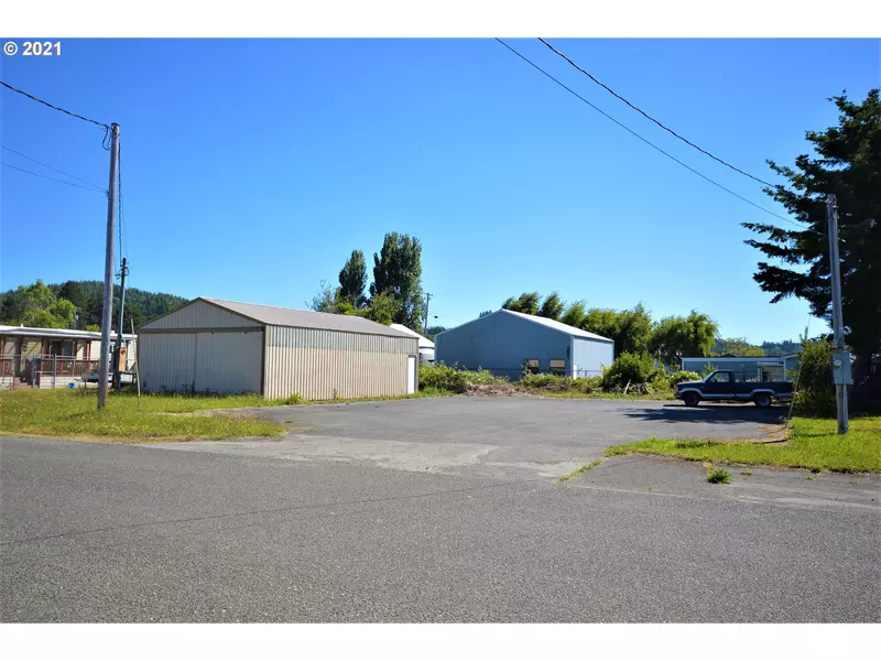 130 N 9TH, Lakeside, OR 97449