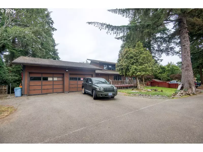 1600 WOODLAND DR, Coos Bay, OR 97420