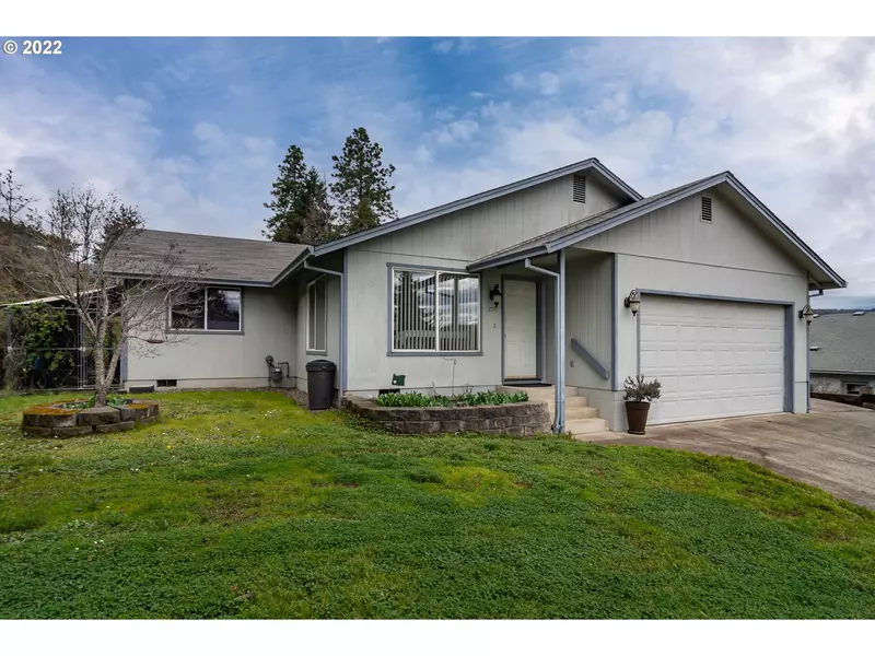 335 SW CHANDLER DR, Roseburg, OR 97471