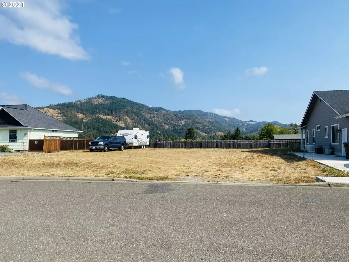 Myrtle Creek, OR 97457,953 SE FAIRWAY DR