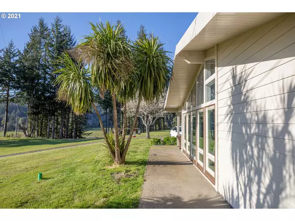 North Bend, OR 97459,94475 GOLF COURSE LN