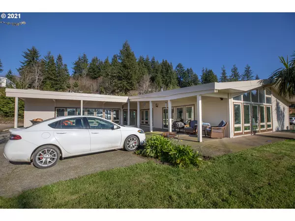 North Bend, OR 97459,94475 GOLF COURSE LN