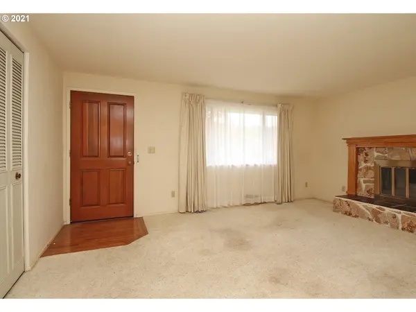 6988 B ST, Springfield, OR 97478