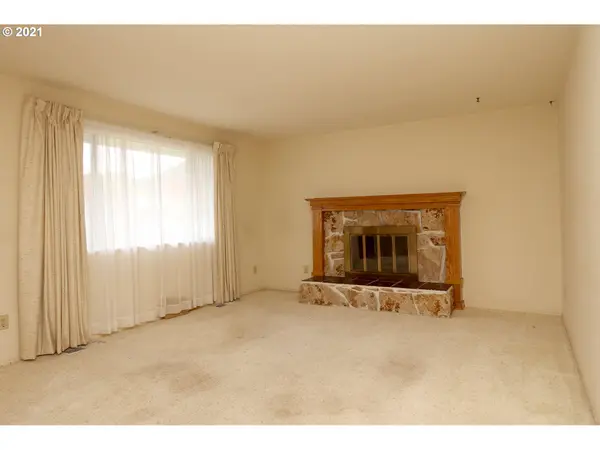 6988 B ST, Springfield, OR 97478