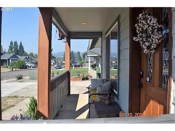 990 ARTHUR AVE, Cottage Grove, OR 97424